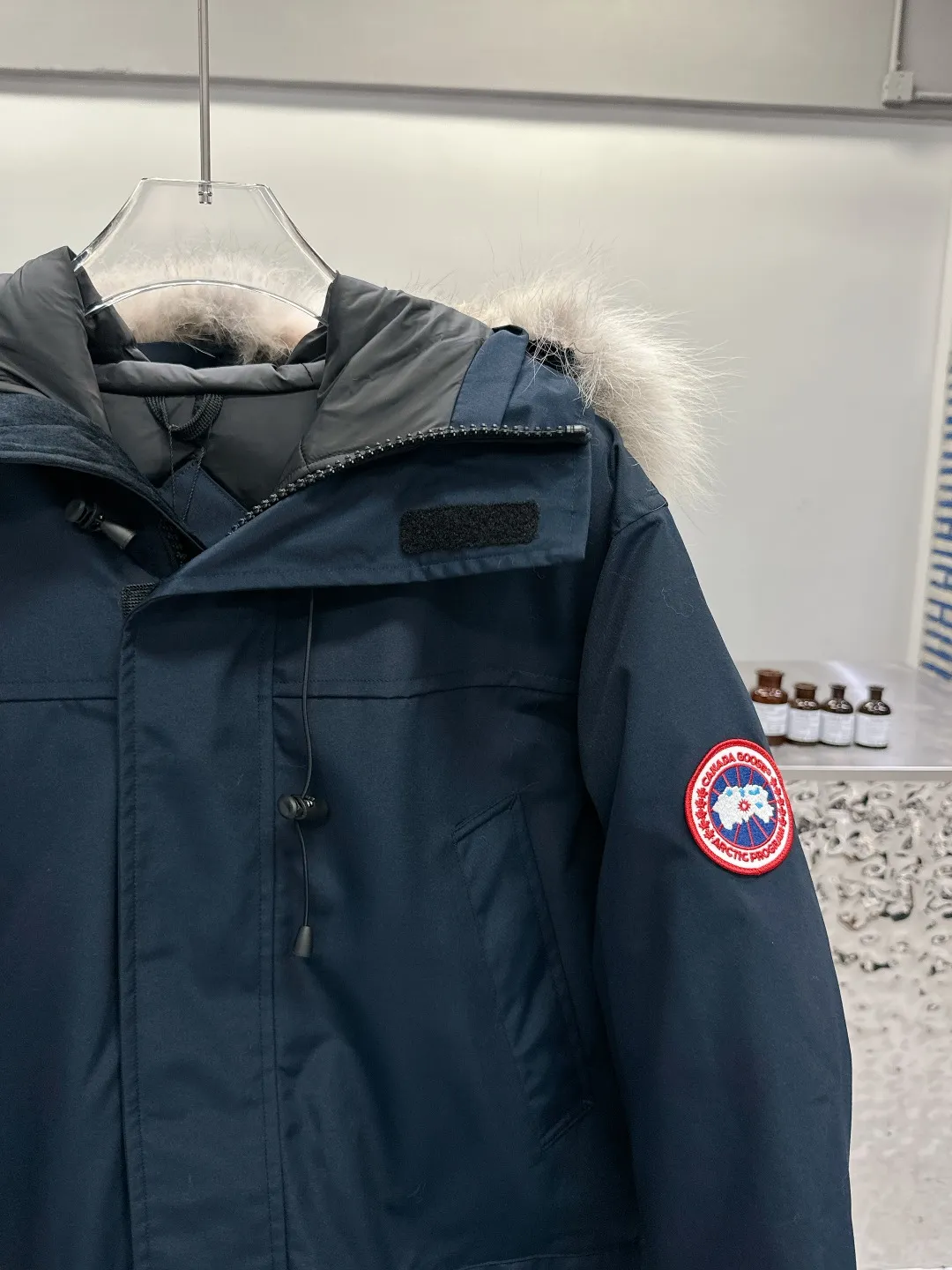 P840 Canada Goose 13 down jackets, timeless classics, same style for men and women, mid-length windbreaker jacket. Canada Goose technology waterproof fabric is wind and cold resistant and extremely warm! Plush heat storage keeps you warm and warms you up quickly! Extra large fur collar design, fine fur, smooth to the touch, comfortable and skin-friendly! Double windproof cuffs to prevent cold wind from entering! The pockets have a flap zipper design and the upper pocket is a diagonal pocket, which is convenient and practical! Canada Goose’s popularity in the past two years has greatly surpassed that of the king of down jackets, the Meng Mouth, and it is the hottest item in autumn and winter on INS! Same style for men and women, Canada Goose’s classic style! Color: Black, Off-white, Gray, Navy Size: XS S M L XL XXL